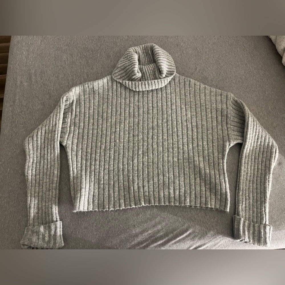 Turtleneck Crop 🤍